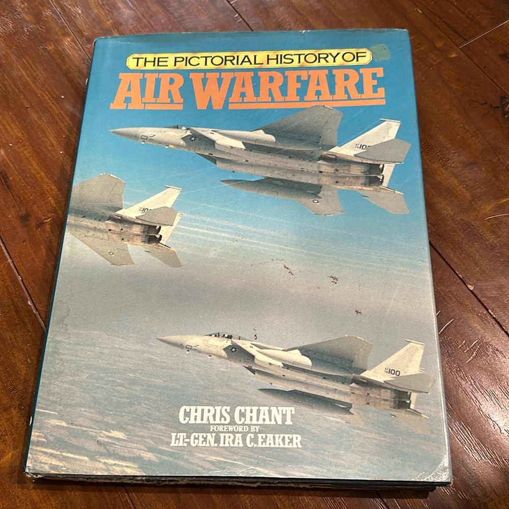 The pictorial‎ history of Air Warfare. Large book